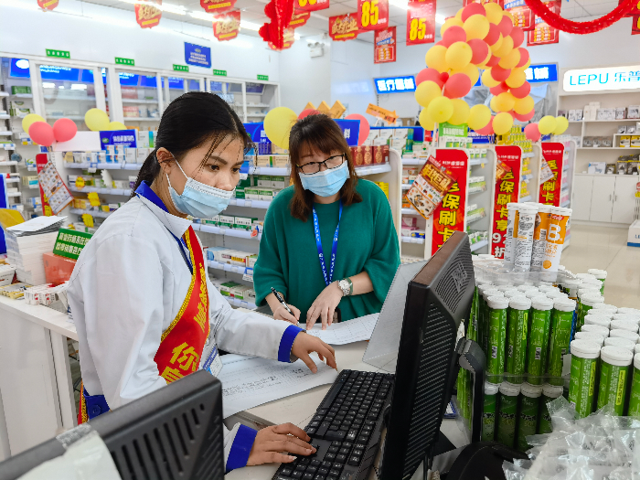 20210205  虎門醫(yī)保分局開展鎮(zhèn)內定點零售藥店歲末年初保供穩(wěn)價現(xiàn)場檢查1.jpg