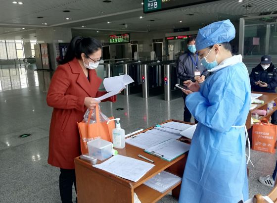 支部委員譚合英核實車站進(jìn)出口的檢查情況.jpg