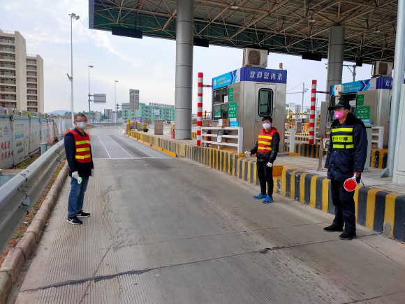 賴海康同志在高速路收費站檢查司乘人員體溫.jpg