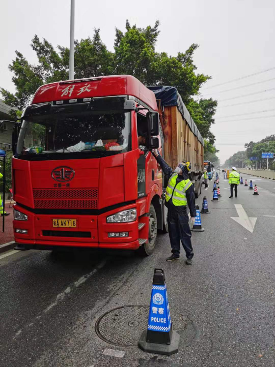 投身一線測量入鎮(zhèn)人員體溫2.jpg