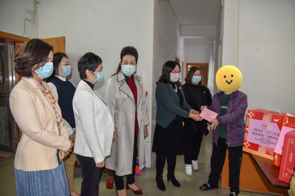 東城街道婦聯(lián)01：把愛帶回家—市,、街道婦聯(lián)開展“玉蘭關愛迎春送?！蔽繂柣顒?1).jpg