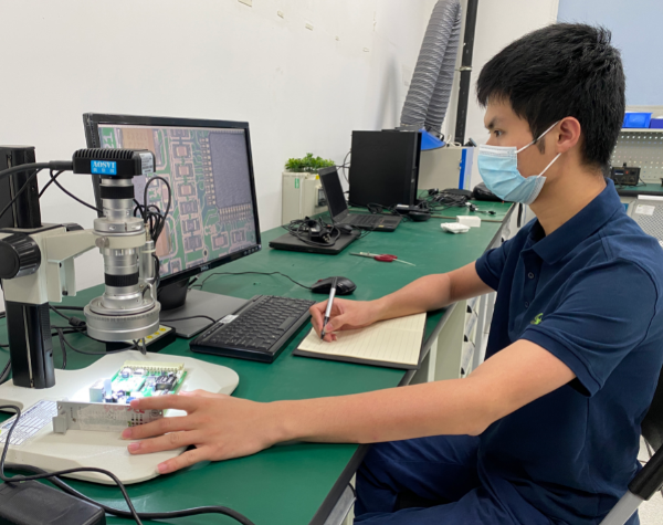 吳偉超-軌道公司-攝于軌道公司電子工場工作室-干一行,、愛一行,、精一行.jpg