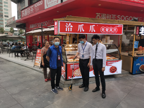 08圖為工作人員聯(lián)通物業(yè)調研整治食品攤販情況.jpg