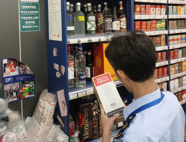 09圖為檢查學校周邊食品店是否落實嚴禁向未成年人銷售酒類食品規(guī)定.jpg