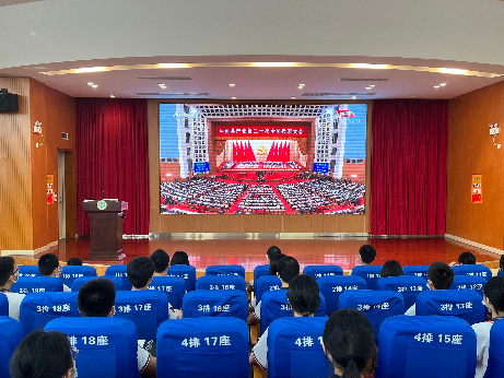 10月16日上午，團(tuán)長安鎮(zhèn)委組織各學(xué)校團(tuán)組織團(tuán)員青年代表收聽收看中國共產(chǎn)黨第二十次全國代表大會,，聆聽習(xí)近平總書記向大會所作的報告,。2.jpg