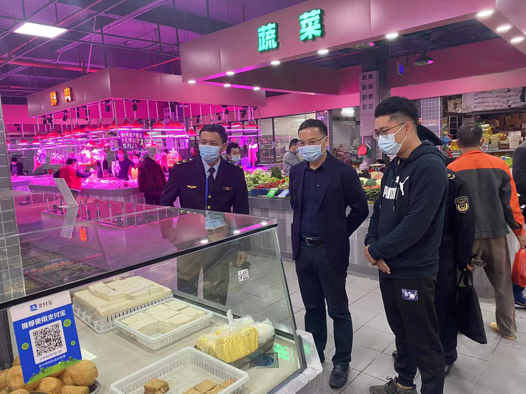 尹荏彬副鎮(zhèn)長率隊調(diào)研農(nóng)貿(mào)市場品質(zhì)提升工作.jpg