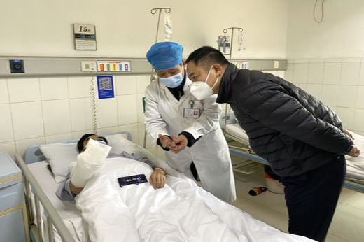 長安鎮(zhèn)總工會(huì)慰問工傷職工1 余麗穎攝_結(jié)果.jpg