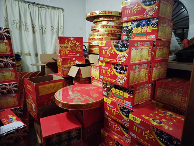 0129嚴(yán)查嚴(yán)管！鳳崗鎮(zhèn)查獲一起非法儲存煙花爆竹案件2.jpg
