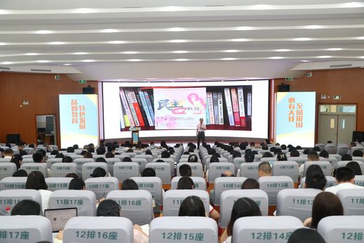 在“教育名家進長安”專題講座上,，全國著名教育專家、新教育研究院院長,、中國教育三十人論壇成員李鎮(zhèn)西博士受邀開講 麥偉強攝_結(jié)果.jpg