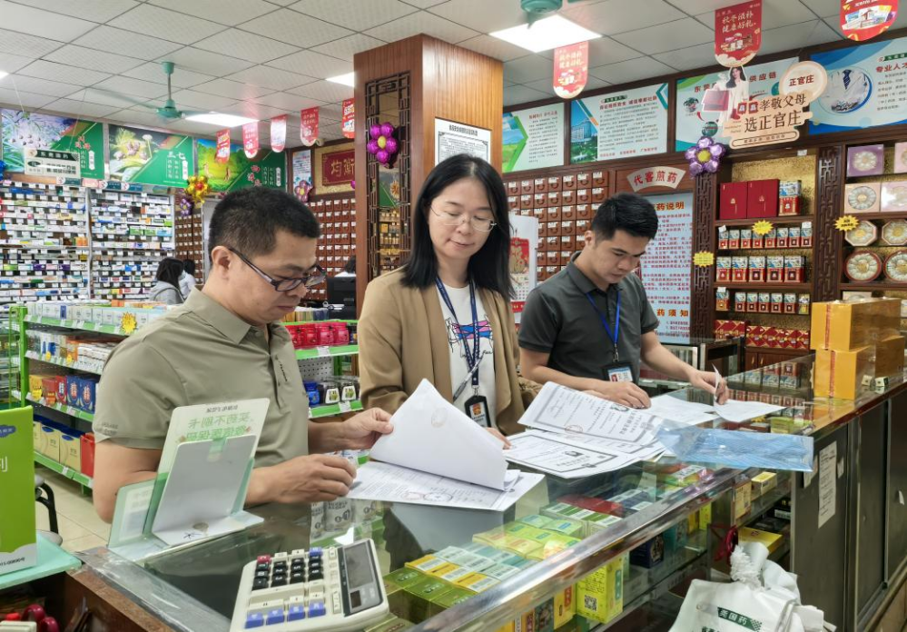樟木頭醫(yī)保分局簡(jiǎn)報(bào)第11期 樟木頭醫(yī)保分局開展鎮(zhèn)定點(diǎn)藥店執(zhí)業(yè)藥師在職在崗核查行動(dòng).docx_2