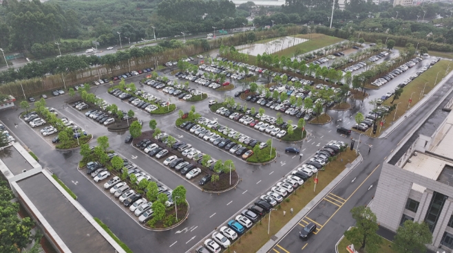 厚街開(kāi)放首個(gè)共享機(jī)關(guān)企事業(yè)單位停車場(chǎng).jpg