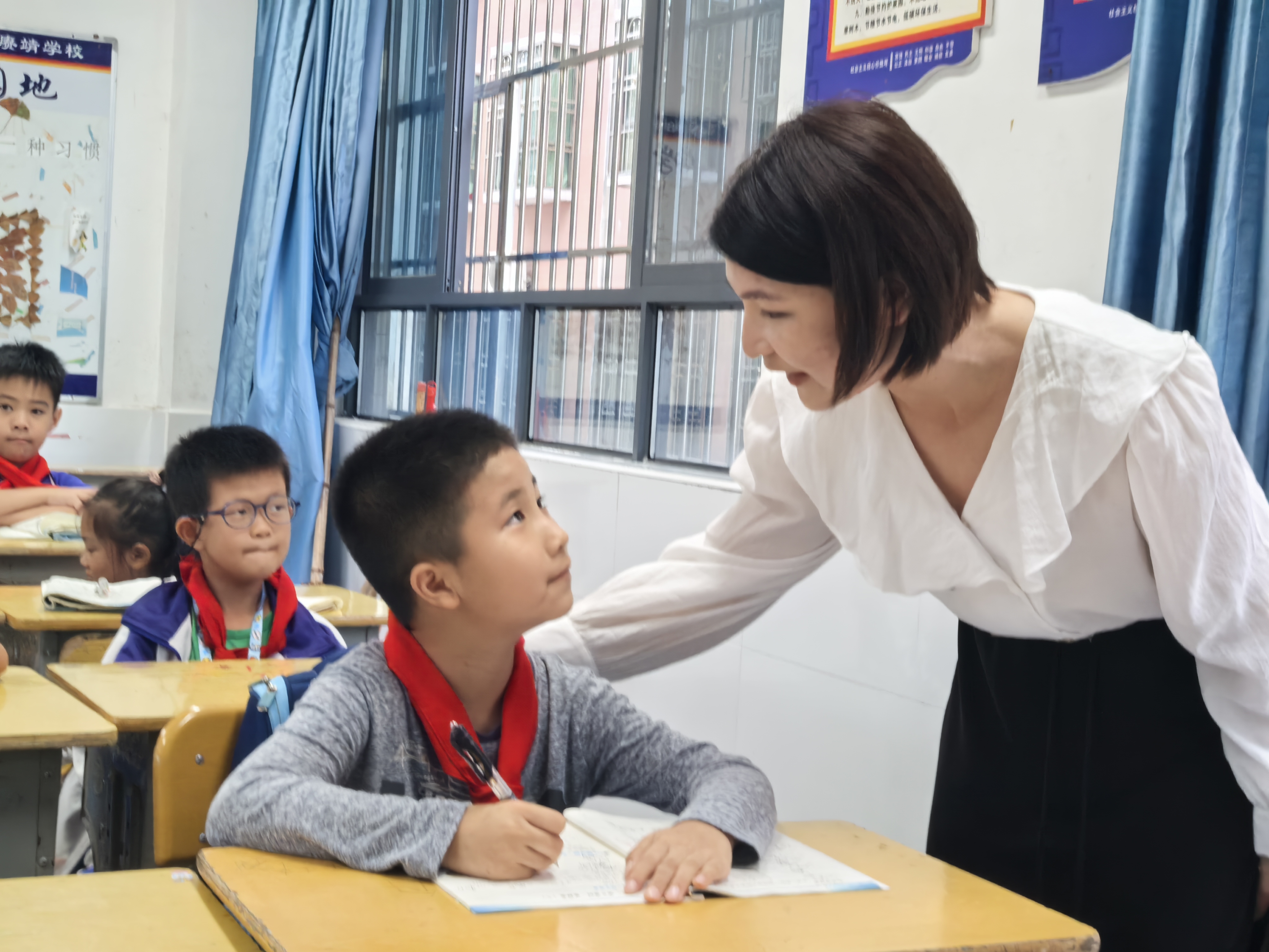 彭丹丹老師在課堂.jpg