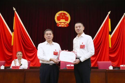鎮(zhèn)黨委書記葉孔新為新當選的鎮(zhèn)長莫偉頒發(fā)當選證書,。 麥偉強攝_結(jié)果.jpg