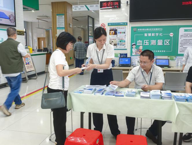 茶山醫(yī)保信息2025年第27期（茶山醫(yī)保分局開展醫(yī)保基金監(jiān)管集中宣傳月暨“醫(yī)保政策進基層”活動）市.docx_2
