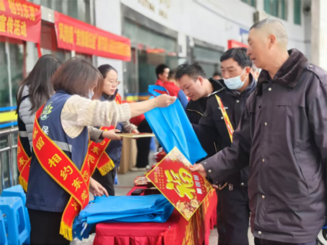 鳳崗人社分局工作簡(jiǎn)訊：鳳崗鎮(zhèn)開展2025年“人社暖留 相約東莞”春運(yùn)就業(yè)創(chuàng)業(yè)服務(wù)宣傳活動(dòng)698.png