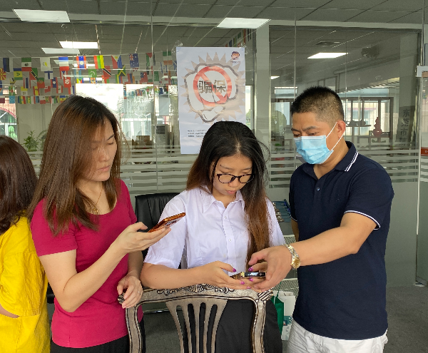 業(yè)務(wù)骨干協(xié)助企業(yè)職工激活醫(yī)保電子憑證.jpg