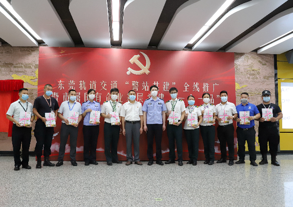 參會領導為東代表贈送宣傳手冊.jpg